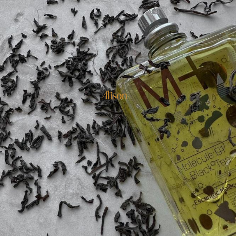 Escentric Molecules Molecule 01 + Black Tea